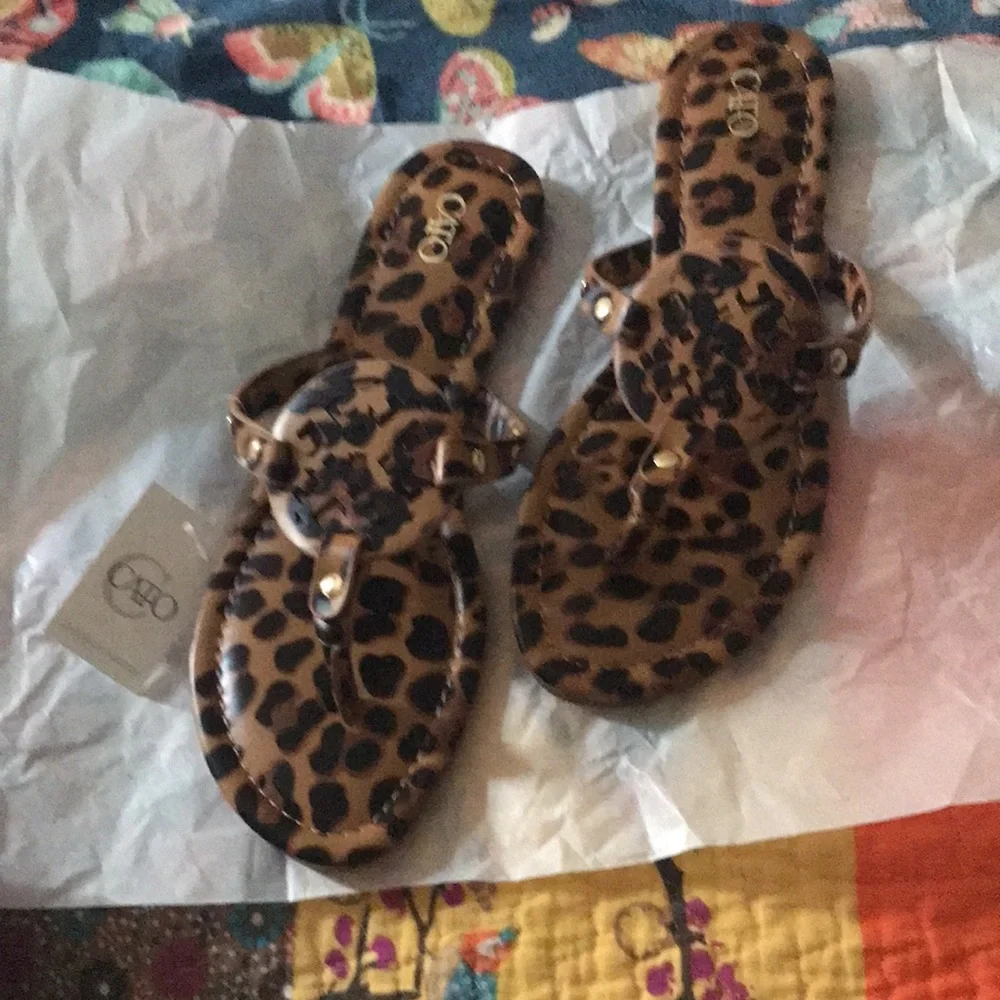 Leopard Print Medallion Thong Sandals - Picture 3 of 3